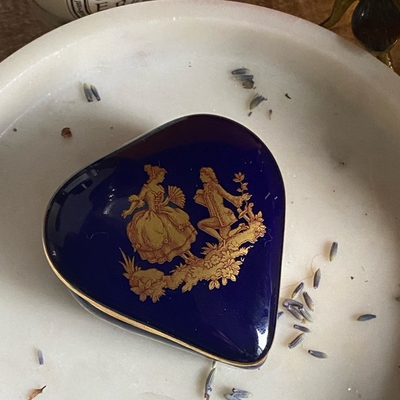 Limoges France Cobalt Blue 22K Gold Gilt Love Story Courting Couple Trinket Box - Picture 1 of 12